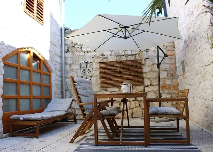 Joseph\'S Yard Apartment