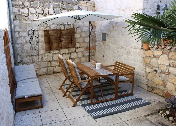 Joseph\'S Yard Apartment