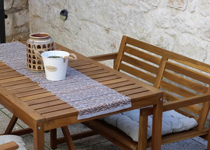 Joseph\'S Yard Apartment