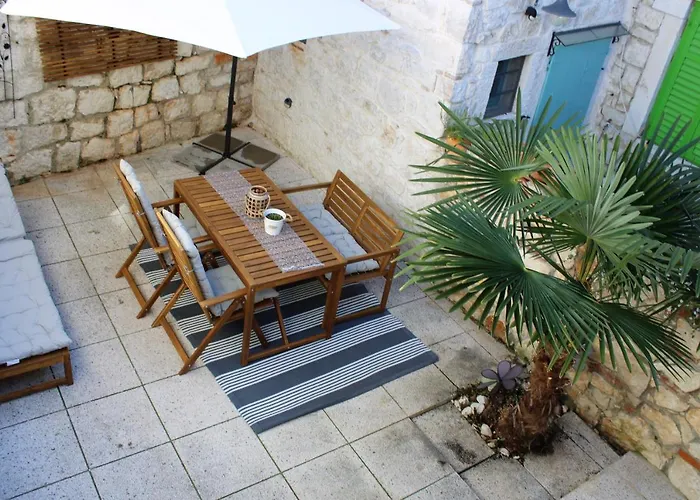 Joseph\'S Yard Apartment